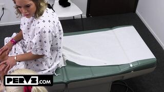 Η Μίμι Μονέ είναι μεγάλη αποπλάνηση στο γραφείο του γιατρού