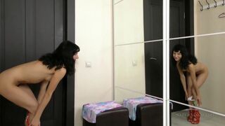 Έφηβη κοπέλα αυνανίζεται με τριχωτό μουνί μπροστά από έναν καθρέφτη