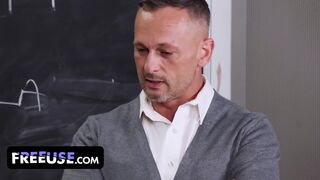 Η προσοχή της τάξης εξαφανίζεται αν η δασκάλα δεν suckφήξει το μεγάλο πουλί