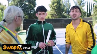 Ο αγώνας τένις οδηγεί σε ένα όργιο τεσσάρων γαμημένων - Kenzie Taylor και Mona Azar