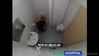 Σε ένα ψεύτικο νοσοκομείο, μια έφηβη με τατουάζ σκύλα απολαμβάνει να είναι γιατρός που απολαμβάνει το γαμήσι