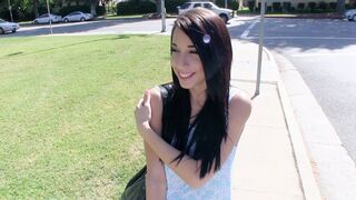 Η νεαρή πόρνη Μία Χέρλι δείχνει τα μεγάλα βυζιά της και πηδάει το παιδί για τα λεφτά