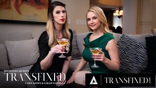 Η Sarah Vandella και ο Casey Kisses παίζουν ενώ ο σύζυγος δουλεύει