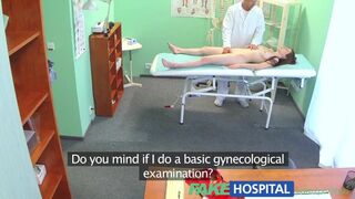 Η καλή έφηβη μαθαίνει να πηδάει στην κλινική