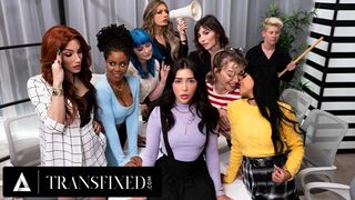 Ο αρχηγός της Hot Trans Τζέιντ Βένους και η Τζέιν Γουάιλντ είναι μπροστά στην ομάδα του γραφείου