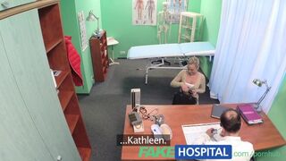 Καυτή ξανθιά ασθενής αγαπά το μυώδες σώμα ενός γιατρού και χαϊδεύοντας λέξεις