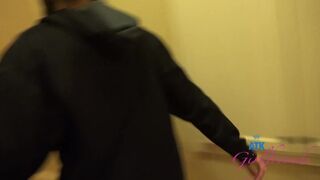 Το μουνί του Όμπρι Μπάμπκοκ γλείφεται στο τραπέζι πριν σερβιριστεί σαν μαλάκας