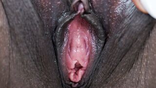 Η μαύρη θετή αδερφή μαθαίνει στον αδερφό της πώς να γλείφει το μουνί της