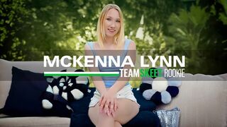Το πρώτο πορνό της Mckenna Lynn: η περιπέτεια με το άγριο πουλί της ξανθιάς κοπέλας