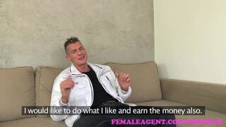 Θηλυκό πράκτορα - το ακόρεστο μιλφ δεν μπορούσε να συμβαδίσει με την σέξι ουρά στρίπερ στο κάστινγκ