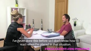 Το ξανθό μιλφ του Μπάρα Μπρας απολαμβάνει το κλείσιμο των περιβλημάτων με σπέρμα από το στόμα