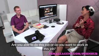 Ο σέξι πράκτορας του μιλφ φέρνει τον νεαρό στα μυστικά του σεξ