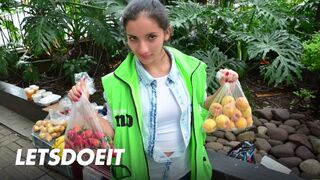 Το κουμπί Latin Milf Mary ψεκάζει στο πρόσωπό της μετά από καυτό γαμήσι