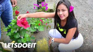 Το μαύρο-μαύρο λατινικό μιλφ είναι στο δρόμο κυνήγι για βαθιά σκατά