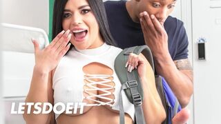 Gail ξενώνας: Η Σάρα reτάλι τρελαίνεται με βρεγμένο μουνί