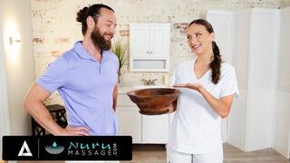 Ο Μπραντ Νιούμαν δοκιμάζει το δικό του λάδι με ένα καυτό μηχάνημα μασάζ