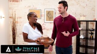 Ο Ντάγια Νάιτ στο ζεστό nuru μασάζ πηδάει τον συμπαίκτη της γιόγκα