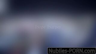 Δύο μικροσκοπικοί Γερμανοί έφηβοι μοιράζονται ένα απαίσιο πουλί