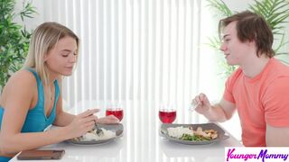 Γαμημένη μητριά. Η Έβελιν Πέιν γδύνει τον θετό της γιο και πηδάει στην ουρά της - s1: e9