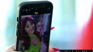 Η Μίνα Λεξ δείχνει πόσο πρόθυμη θα έκανε τον καυτό καθηγητή για την ευχαρίστησή της με όλο το σεβασμό