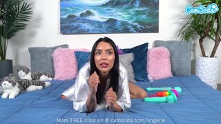 Χαριτωμένο καστανότριχο έφηβο κορίτσι γεμίζοντας το μουνί της με περισσότερα παιχνίδια