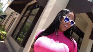 Η Μοριά Μιλς λαδώνει τον τεράστιο πισινό της με διάφανη δαντέλα