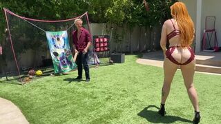 Η μεγάλη κοκκινομάλλα μαμά παίζει με το τεράστιο λευκό δέντρο του θετού της γιου