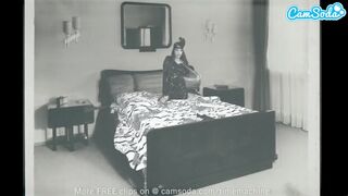 Καυτή έφηβη που παίζει με ξανθές με τεράστια ψεύτικα πουλιά μπροστά από κάμερα