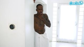 Η μητριά του Τέτουντ είναι σκληρή με ένα τεράστιο πουλί ενώ ο άντρας της παίζει με ένα μεγάλο μαύρο πουλί