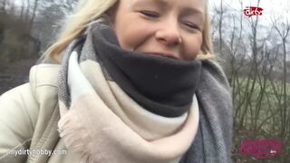 Καυτή έφηβη με ποδήλατο τρίβοντας το υγρό μουνί της