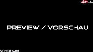 Ξανθό έφηβο κορίτσι σε μια straddle του πέους στο πάτωμα κάστινγκ