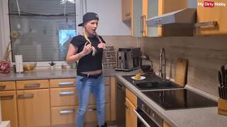 Η Γερμανίδα ερασιτέχνης χρησιμοποιεί καλαμπόκι για να γαμάει το μουνί της και να γλείφει τον χυμό της