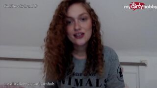 Σφαίρα έφηβος τεντώνοντας σφιχτό μουνί της με παχύ τεχνητό πουλί