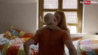 Ξανθός έφηβος βογγητό ενώ ο γέρος γαμάει το μουνί του