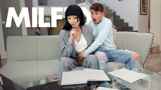 Η αποτρόπαια μητριά μου με αφήνει να την αγγίζω επειδή ξέχασε τα γενέθλιά μου