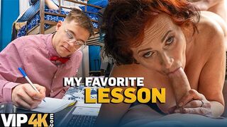 Η Κόκκινη Ρωσίδα πορνοστάρ απολαμβάνει το πρωκτικό τρία με μικρά πουλιά