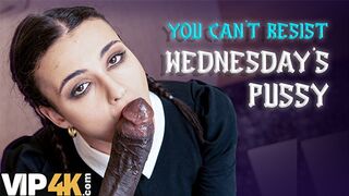 Η Lispy Wednesday γάμησε το μεγάλο πουλί του πατριού σαν αληθινό σκυλί