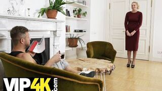 Ξανθιά ώριμη Russian ομορφιά αποπλανεί τον νεαρό Λούρκο με κάλτσες