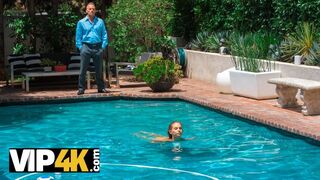 Η ξανθιά έφηβη ετοιμάζεται να suckφήξει τον πατριό