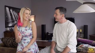 Ο μπαμπάς πηδάει το μουνί της Νίκι και το στόμα της δυνατά