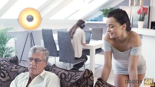 Γκριζομάλλης γέρος με γυαλιά πηδώντας μια όμορφη έφηβη