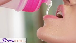 Afina Kiser ξανθιά Ρωσίδα μιλφ πεινασμένος πιπιλίζουν το μεγάλο πουλί