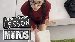 Η Andreina Deluxe σπουδάζει για εξετάσεις, η Jordi μελετά τα βυζιά της και τον κώλο της