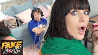 Πασπαλίζει στο πρόσωπό του σαν αστείο μπροστά σε ένα πρωκτικό χυτό