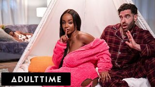 Η Lily Starfire παρασύρει τον πατριό της να κρύψει σεξ στο ίδιο δωμάτιο