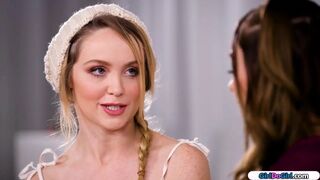 Η λεπτή δημοσιογράφος ομολογεί ότι θέλει να γλείψει την ξανθιά με τις ρώγες