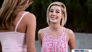 Το πρώτο φιλί της Μπέλα Ρόουζ με την νέα γειτόνισσα της Ούμα Τζολί