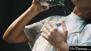 Όμορφη καστανά μαλλιά λούζει το ένα το άλλο ζεστό και 69-