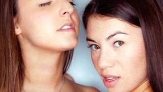 Η Αμίρα Αντάρα και η Τίφανι Ντολ αγκαλιάζουν λεσβίες