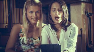 Η Νικίτα αποπλανεί Γλυκιά γάτα και γλείφει το ξυρισμένο της μουνί